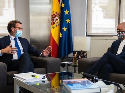 El presidente del PP, Alberto Núñez Feijóo, en su reunión de este martes con el secretario general de CCOO, Unai  Sordo, en la sede central de su partido.