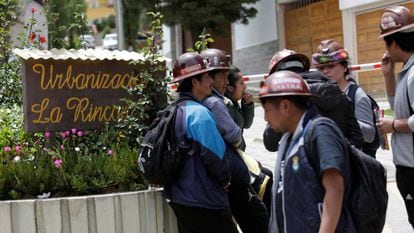 Mineros bolivianos vigilan la urbanización donde está la residencia de la embajadora de México en La Paz.