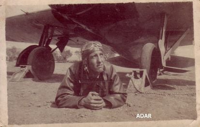 El piloto republicano Ángel Sanz, debajo de su caza Mosca.