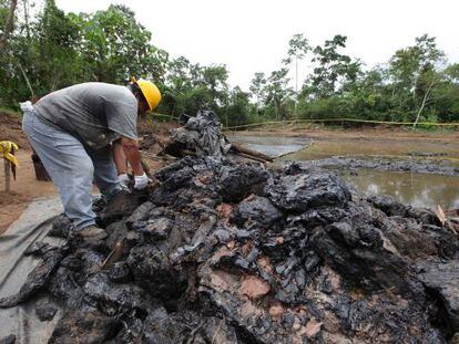 Trabajadores de una petrolera en Shushufindi (Ecuador).