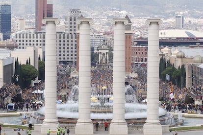 La manifestación tras las cuatro columnas de Puig i Cadafalch.