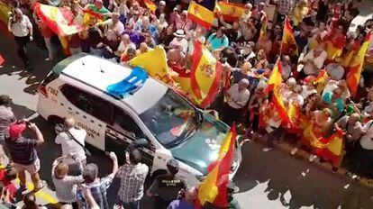 Desenes de persones acomiaden agents de la Guàrdia Civil a Huelva.