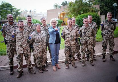 German Defense Minister Christine Lambrecht with German soldiers stationed in Mali last April.