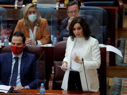 La presidenta de la Comunidad de Madrid, Isabel Díaz Ayuso, participa en una sesión del pleno de la Cámara regional este jueves en Madrid.