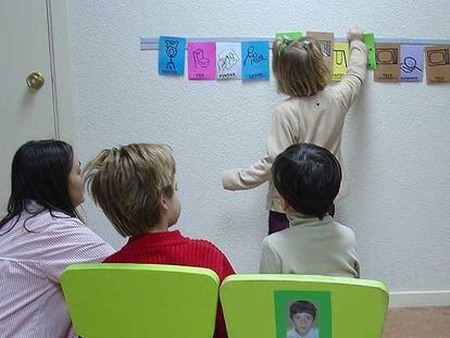 Niños afectados de autismo aprenden a través de pictogramas en la escuela especial Aleph.