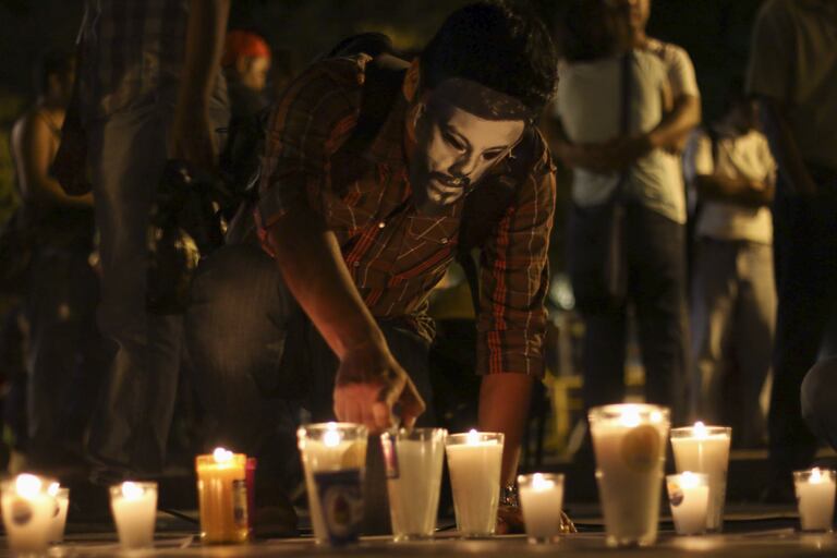 Ciudadanos protestan por el asesinato de periodistas.