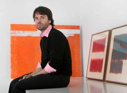 David Rodríguez Caballero, ante algunas de sus obras, expuestas en la Galería Marlborough de Madrid.