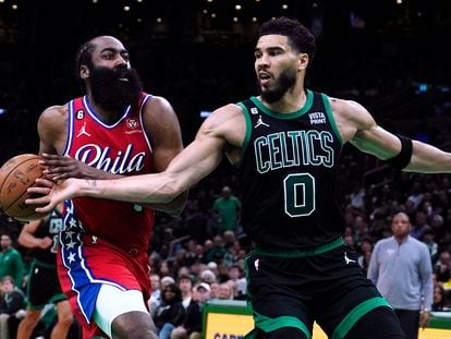 James Harden, de los Philadelphia 76ers y Jayson Tatum, de los Boston Celtics, durante el partido de este lunes.