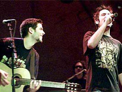 David Muñoz (derecha) y su hermano José, a la guitarra, componentes de Estopa.