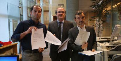 Igancio Aguado, Angel Gabilondo y Jos&eacute; Manuel L&oacute;pez en el registro.