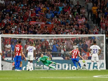 Carrasco bate a Lunin en el penalti que supuso el gol de la victoria del Atlético sobre el Madrid.