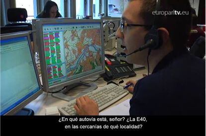 Un técnico de un servicio de emergencia atiende una llamada automática.