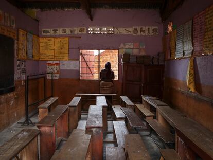 Una maestra se asoma a la ventana de un aula vacía en la escuela de primaria God's Will, en Kampala, cerrada después de la muerte de un niño, el pasado 27 de octubre.