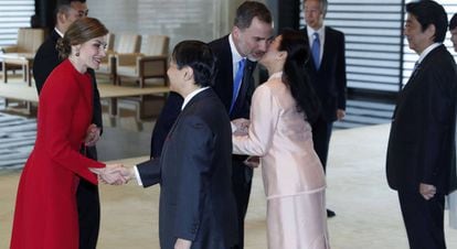 El Rey y la Reina saludan al Príncipe heredero Naruhito y su esposa. Don Felipe dio un beso a Masako.