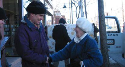 Ignatieff saluda a una vecina en Etobicoke (Toronto) durante la campaña electoral de 2006