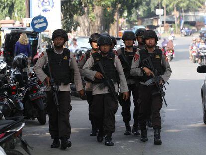 Agentes de policía de Indonesia a las afueras de la cárcel de máxima seguridad en Depok, este 8 de mayo. 
 