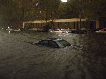 Un coche sumergido por la crecida en la calle 14 de Manhattan el lunes.