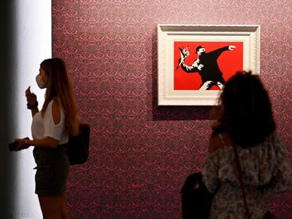 Reproducción de 'The Flower Thrower' en una muestra de Banksy celebrada en Roma el 10 de septiembre.