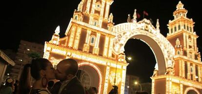 Cada año cambia el alumbrado del portón del Real de la Feria.