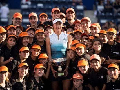 Muguruza posa con el trofeo junto a los recogepelotas de Monterrey.