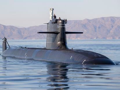 El submarino S-81 'Isaac Peral', el pasado 17 de noviembre frente a las costas de Cartagena (Murcia) durante la realización de sus últimas pruebas de seguridad en el mar antes de ser entregado este jueves a la Armada.