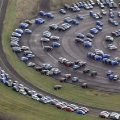 La pista de pruebas de Nissan en la planta de Suderland, al norte de Inglaterra, se ha llenado de coches en stock a la espera de ser vendidos.