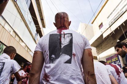 La injerencia de la milicia libanes Hezbolá en la guerra siria también deja mella en la Ashura. Mientras que en años anteriores los jóvenes vestían camisetas blancas de marcas Adidas o Nike, varios grupos de jóvenes homenajeaban este año a un miliciano amigo caído en Siria (o también a aquellos muertos en accidentes de tráfico). Lo hacían  portando camisetas con la foto del miliciano impresa en espalda y pecho. El Estados Islámico (ISIS, por sus siglas en inglés) ha declarado la guerra a los chiíes, a quienes tacha de impíos. Por lo que este año, y ante el temor de posibles atentados, se desplegaron importantes medidas de seguridad durante el evento.