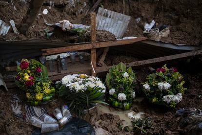 Flores y veladoras en el lugar donde fallecieron seis miembros de una familia en Xalapa.