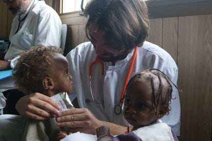 Iñaki Alegría alimenta a Ruziya y a otra niña, en Gambo (Etiopía).