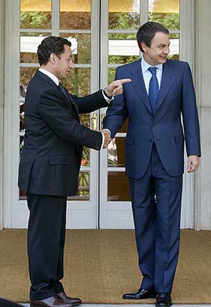 Rodríguez Zapatero saluda a Sarkozy en La Moncloa.