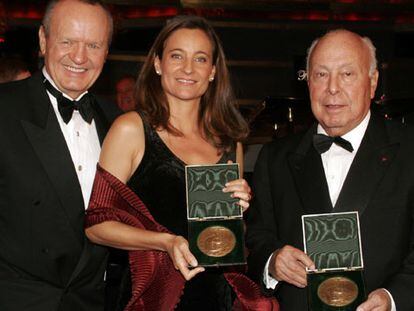 Jesús de Polanco (a la derecha), con Roberto Hernández y la esposa de éste, Claudia Madrazo, tras recibir el pasado jueves en Nueva York la Medalla Sorolla de la Hispanic Society of America.