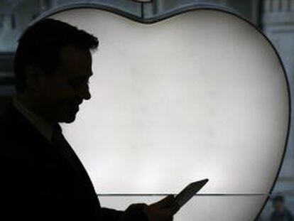 Un cliente prueba un iPad en una tienda de Apple en EE UU.