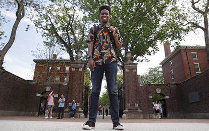 El estudiante Obasi Shaw posa a las puertas de la Universidad de Harvard (EE UU).