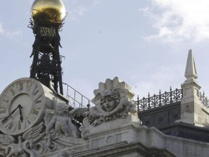 Reloj en la fachada de la sede del Banco de España, en la Plaza de Cibeles en Madrid. EFE/Archivo