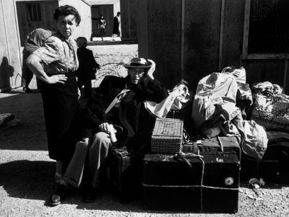 Desplazados palestinos fotografiados por Robert Capa en Haifa en 1950. 