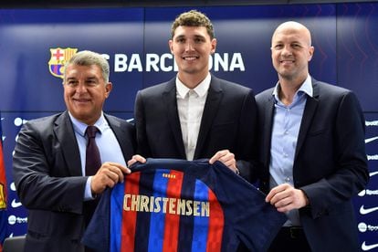 Joan Laporta y Jordi Cruyff flanquean a Christensen en el día de su presentación.