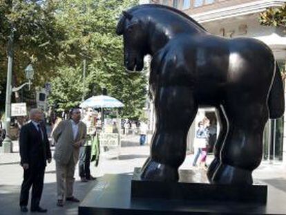 Viar (derecha), ante la escultura de Botero, junto a Gorka Mart&iacute;nez, director general de BBK Fundazioa.