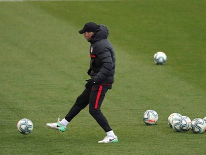 Simeone durante un entrenamiento del Atlético de Madrid en el Cerro del Espino de Majadahonda.