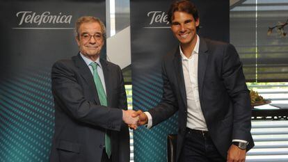 C&eacute;sar Alierta, a la izquierda, y Rafa Nadal, tras la firma del acuerdo