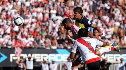  River Plate's Lucas Alario (centro), del River Plate, marca el segundo gol del equipo.