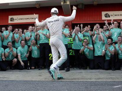 El piloto alemán de Mercedes, Nico Rosberg, celebra la victoria con su equipo, ayer en Montmeló