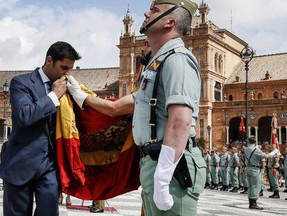 El torero Francisco Rivera Ordo&ntilde;ez besa la bandera espa&ntilde;ola en la ceremonia de este s&aacute;bado en Sevilla. 