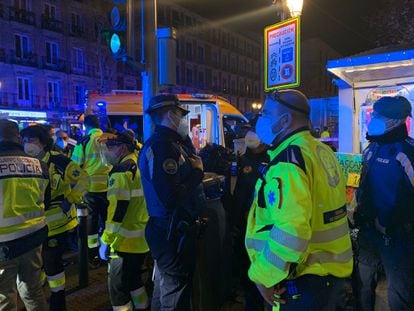 Policías y miembros de Samur-Protección Civil en el lugar donde resultó herido de muerte un joven de 15 años, en la calle Atocha de Madrid.