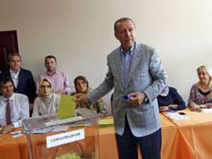 El primer ministro Erdogan deposita su voto en Estambul.