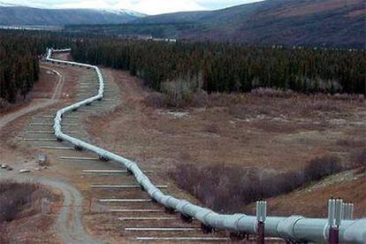 El gasoducto Trans-Alaska reposa sobre soportes móviles para permitir su desplazamiento y evitar daños en caso de terremoto.