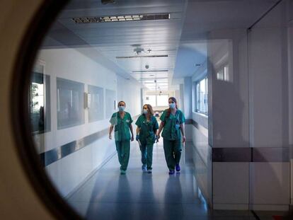 Sanitarios en la UCI del Hospital San Pedro de Logroño.