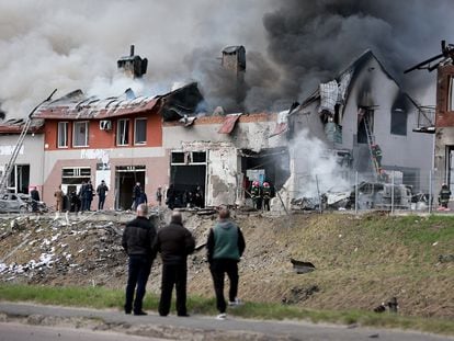 Los bomberos trataban de apagar el lunes un incendio provocado por el ataque de misiles rusos en Lviv, en el oeste de Ucrania.