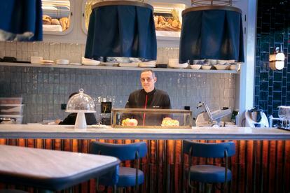El cocinero Jorge González en la barra del restaurante Robuchon de Madrid.