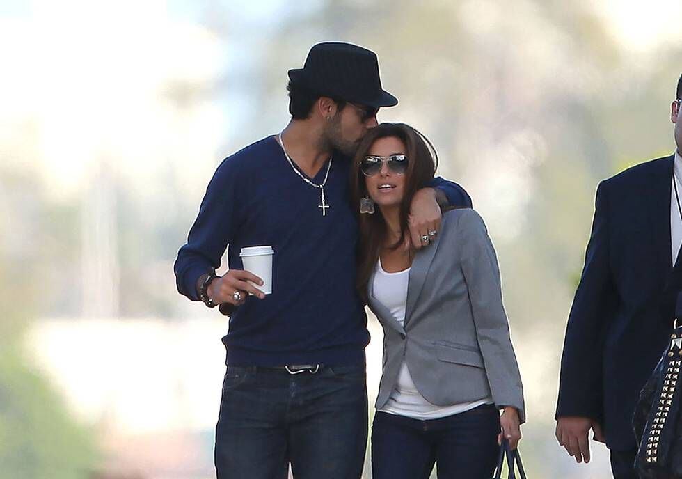Eduardo Cruz y Eva Longoria pasean por Miami en febrero de 2011, poco después de que se conociese su relación.