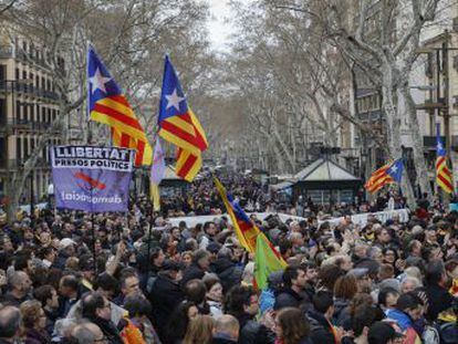 Los Mossos d Esquadra detienen a tres personas por los incidentes en la delegación del Gobierno